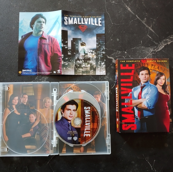 Warner Brother's Smallville TV Series-Seasons Two, Four, Six, Seven and Eight. - Picture 8 of 8